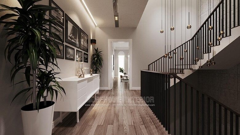 Nội thất của nhà được trang trí đẹp bằng một kiểu cầu thang hiện đại bằng sắt hộp và mặt bậc cầu thang được làm từ gỗ ấn tượng.